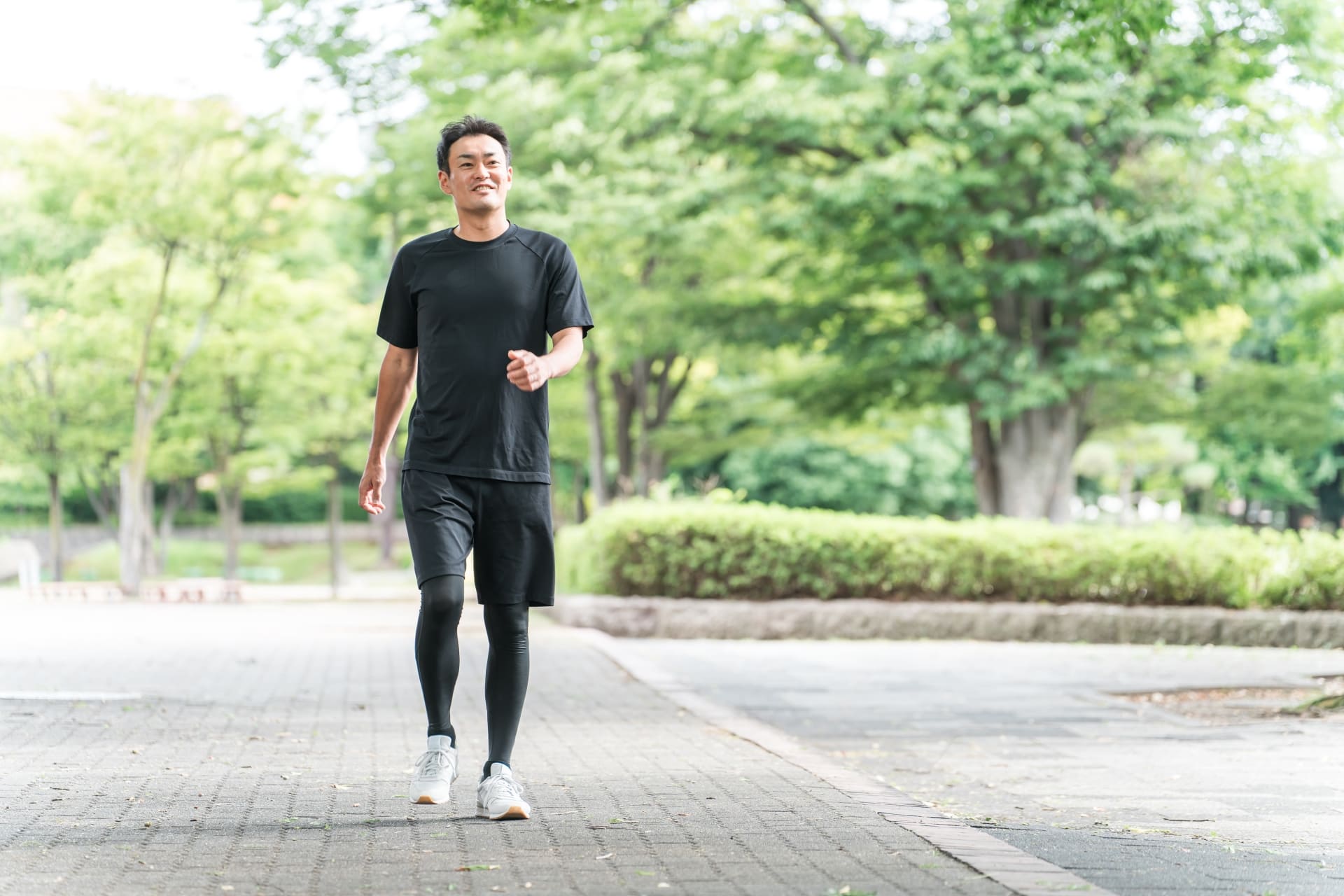 男性　ウォーキング